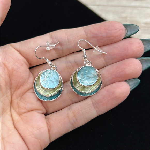 Elegant Silver and Blue Dangle Earrings - Picture 3 of 3